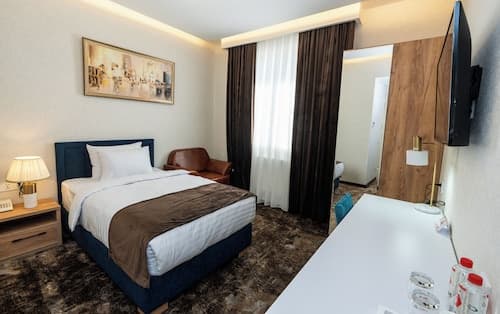 Garnet Hotel