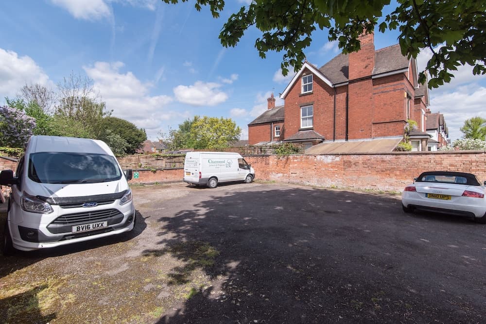 The Linden Leaf Rooms - Classy Studios