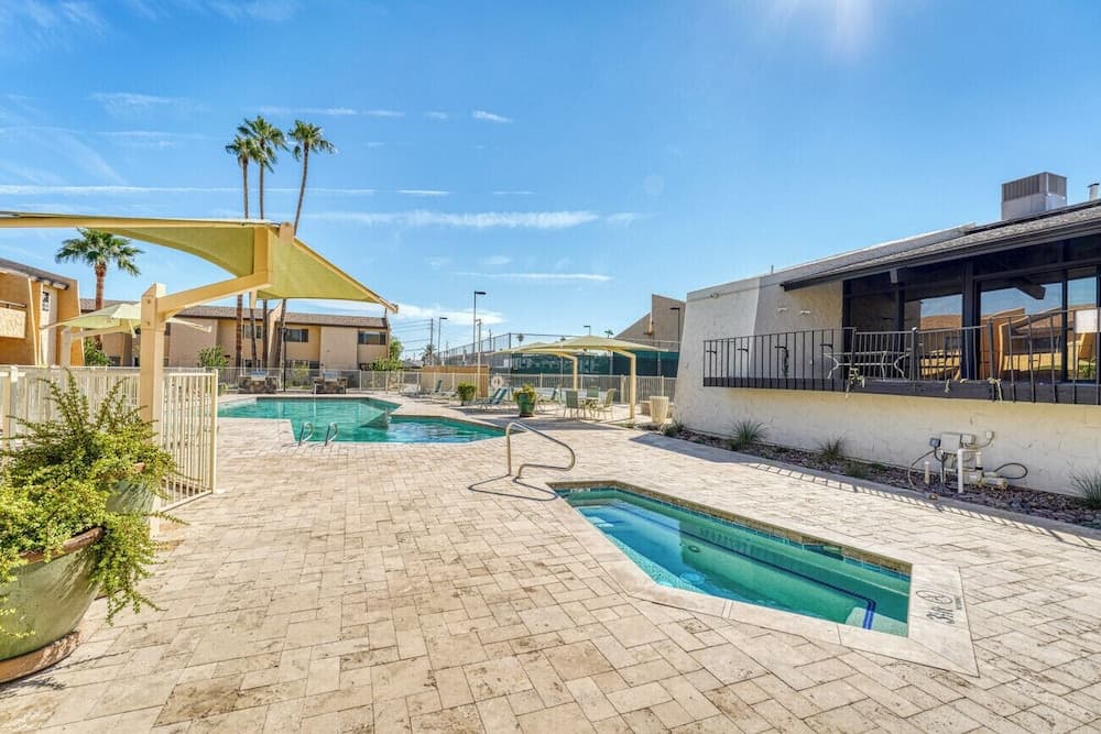 2BR Sleeps 6 Pool BBQ Gym Hot Tub & Bar Hopping!