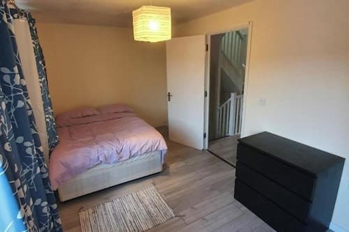 4 Bed House Sleeps 12 - Private Garden - Parking