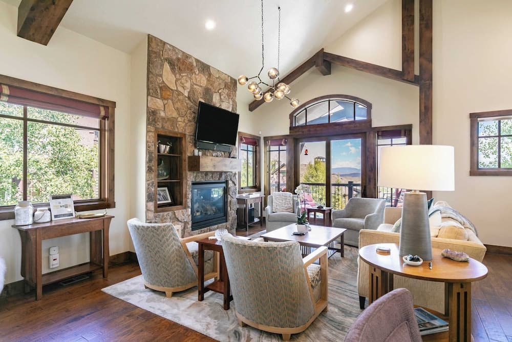 Fairway Ski and Golf Retreat by Avantstay Blocks From the Ski Lift! Beautiful Views w/ Hot Tub