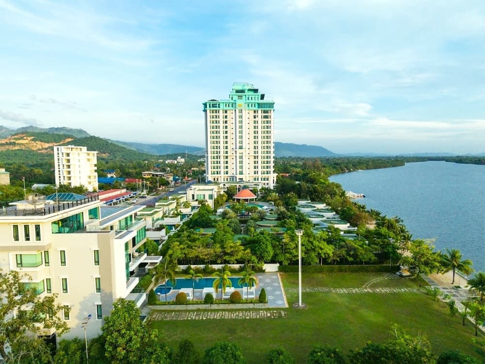 CASTLE BAYVIEW RESORT & SPA