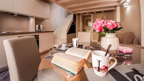 JOIVY Sophisticated 2 Br Loft For 4