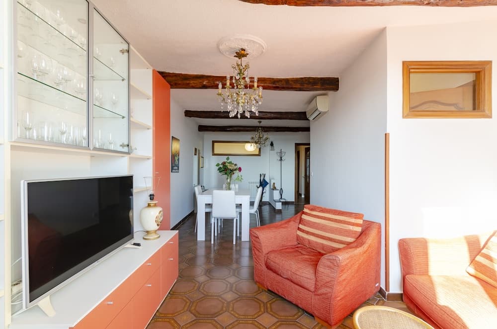 JOIVY Sunny 2-Bed Flat Near Aquarium