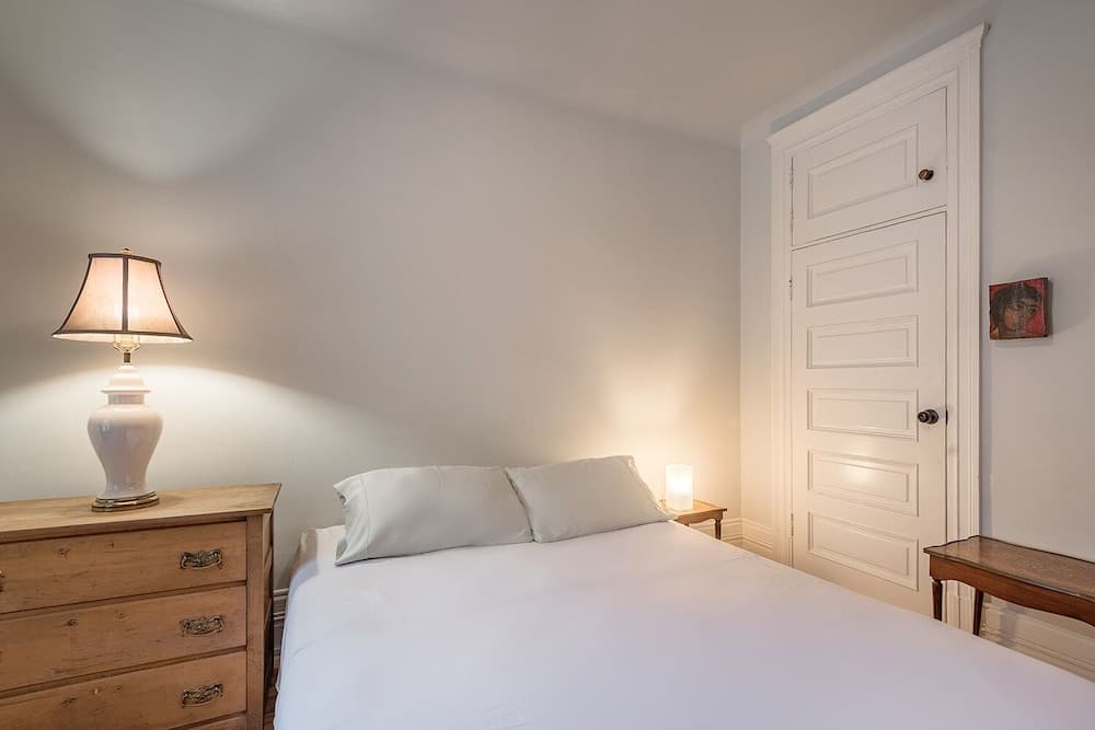 Beautiful Vintage 2BR- Heart Of Downtown