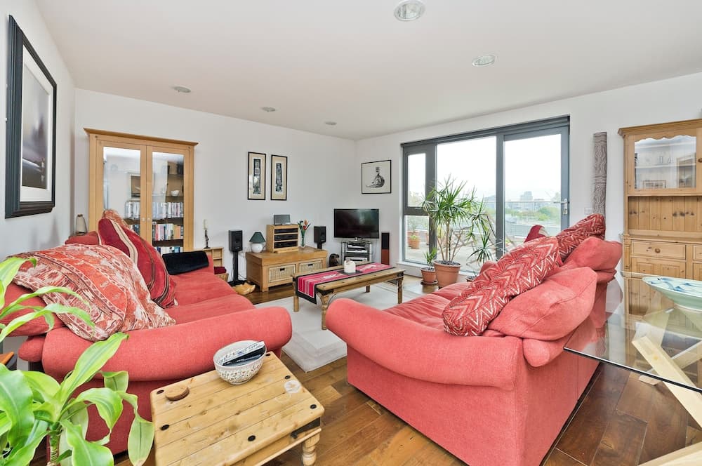 Superb Apartment With Terrace Near the River in Putney by Underthedoormat