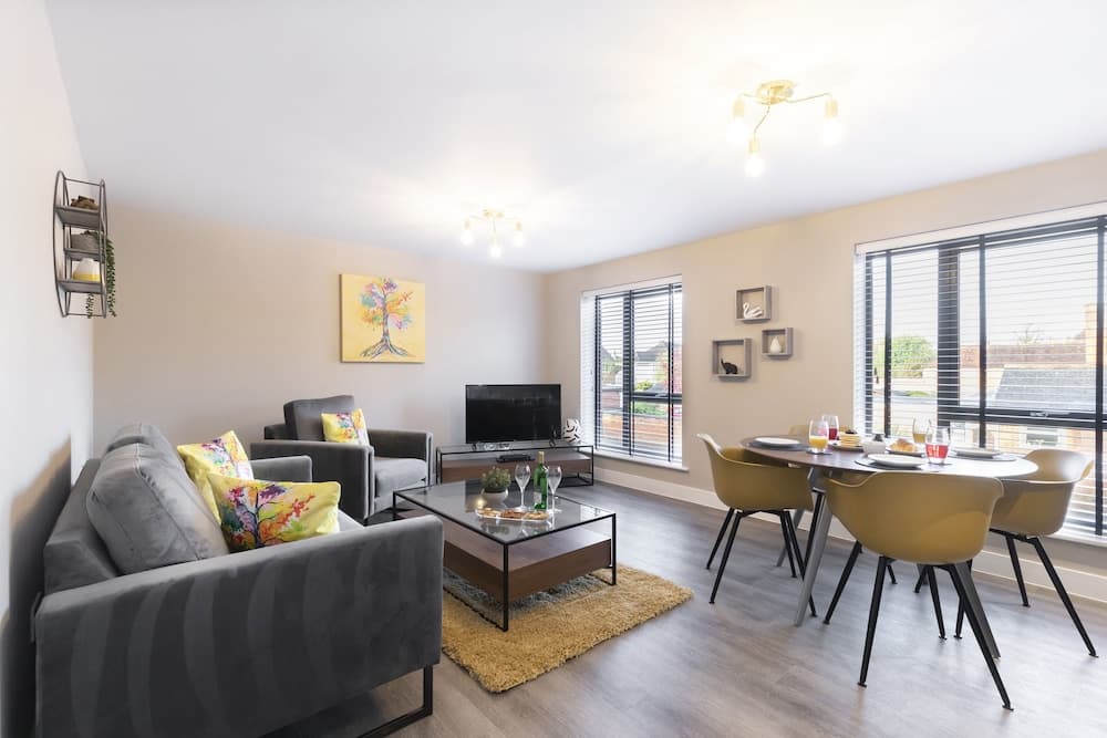 Elliot Oliver - Luxurious 2 Bedroom Apartment With Parking