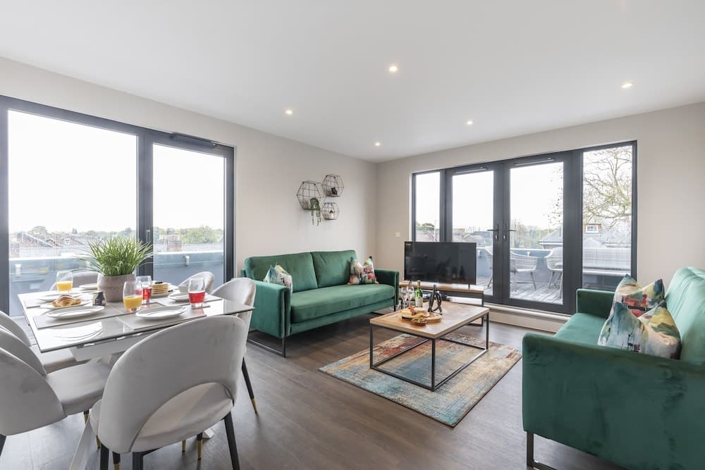 Elliot Oliver - Stunning 3 Bedroom Penthouse With Large Terrace And Parking