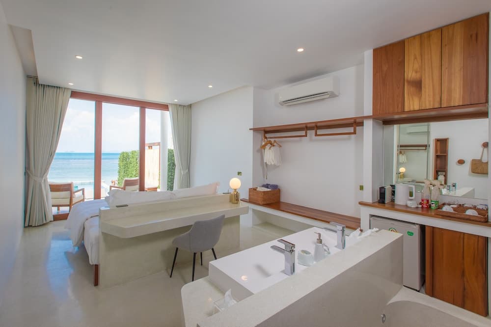 White Whale Beachfront Pool Villa