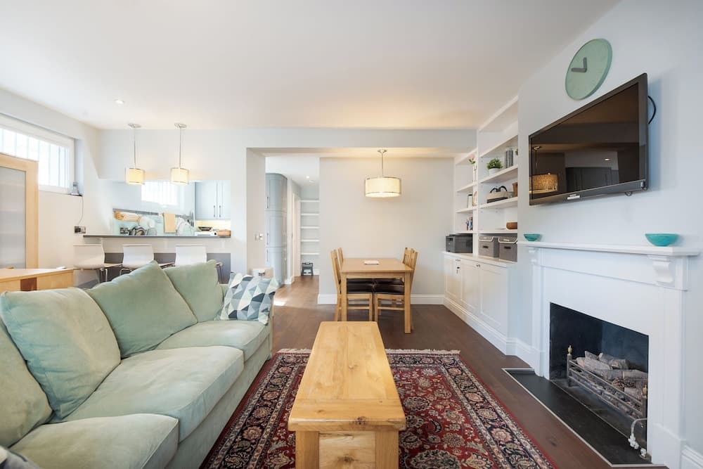 Attractive Apartment With Private Patio in Fashionable Fulham by Underthedoormat