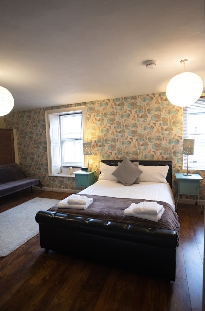 LABURNUM HOUSE & BISTRO EN GLAZE