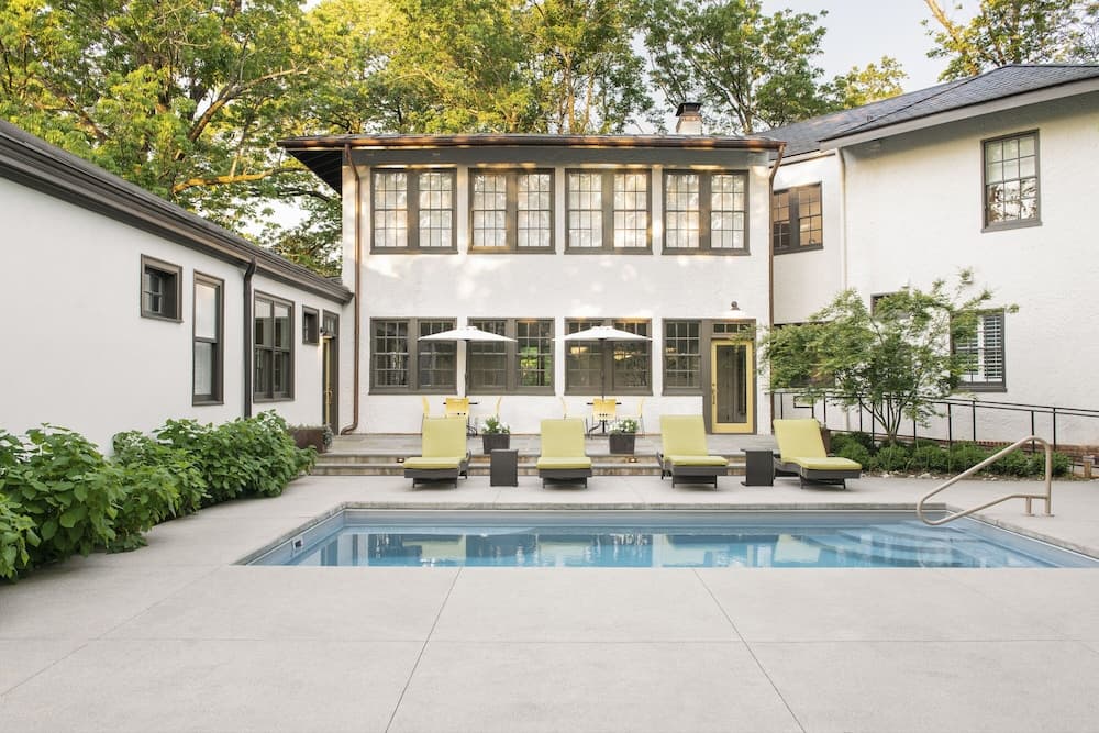 Oakhurst Inn at the University