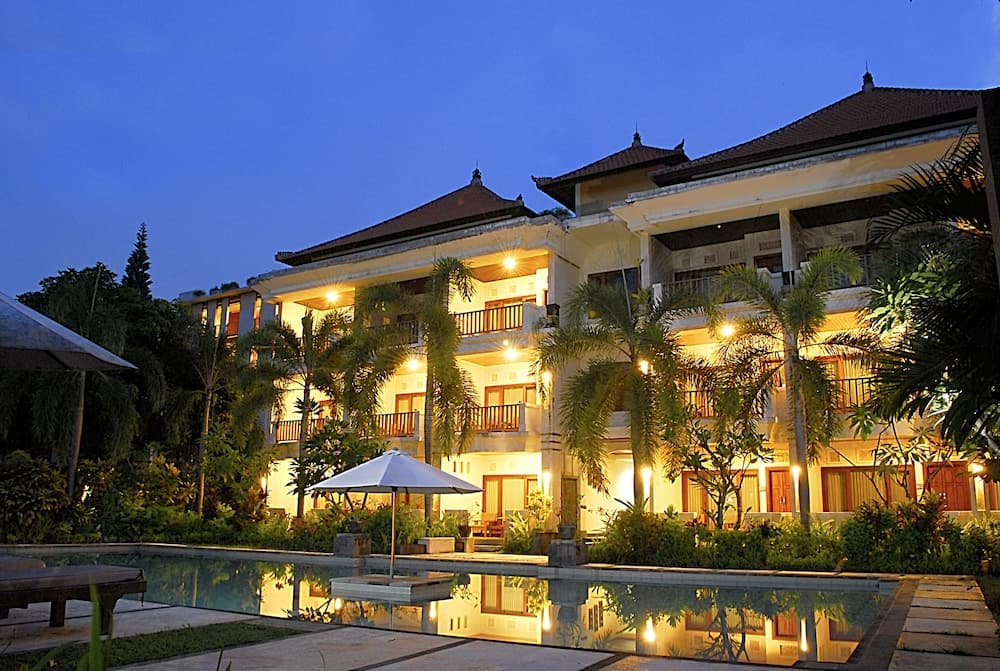 Konaklama yerinin ön cephesi - akşam/gece