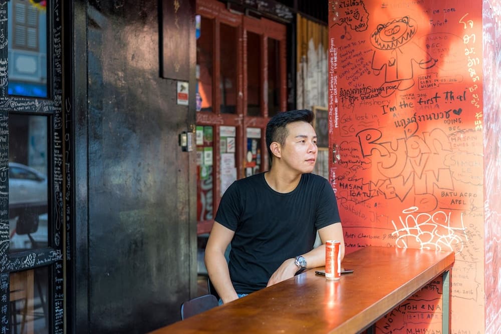 Konaklama yerinin ön cephesi - akşam/gece