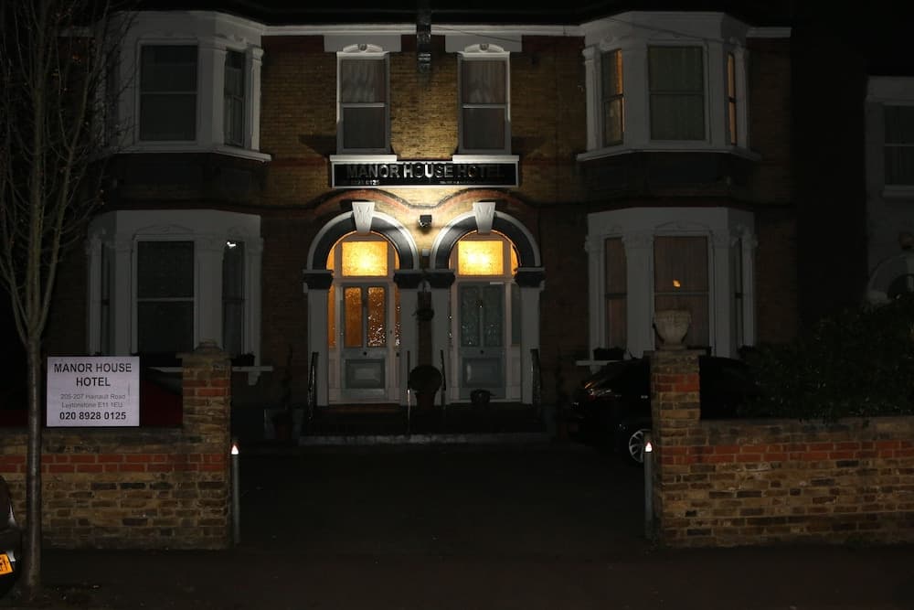 Konaklama yerinin ön cephesi - akşam/gece