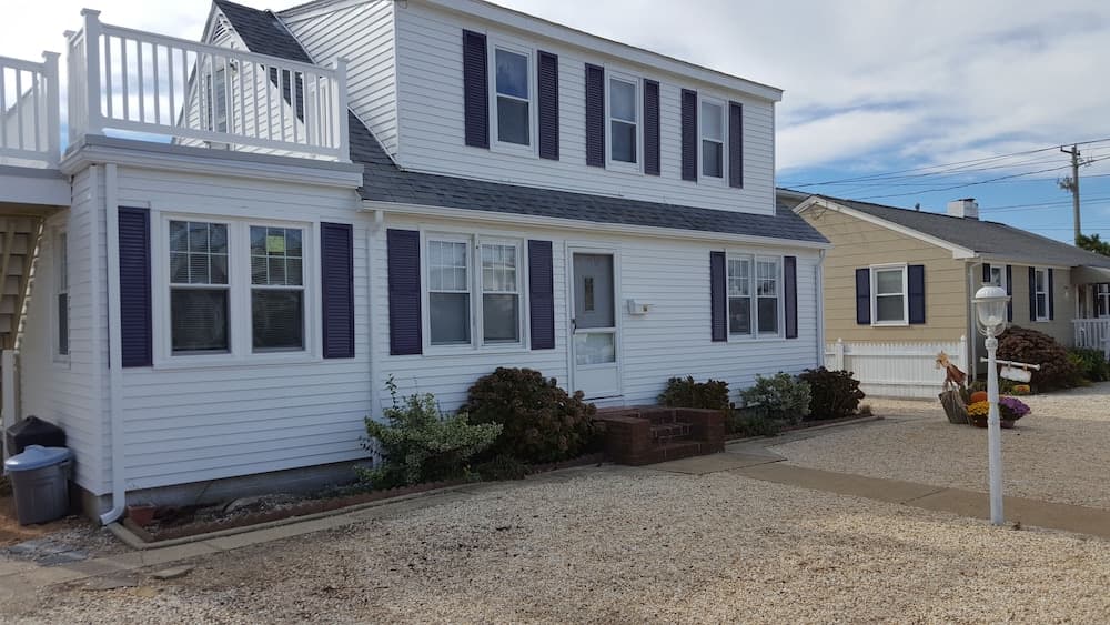 The Beach House - Only six houses from the beach