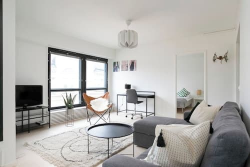 2ndhomes Modern 1BR Apartment w Balcony