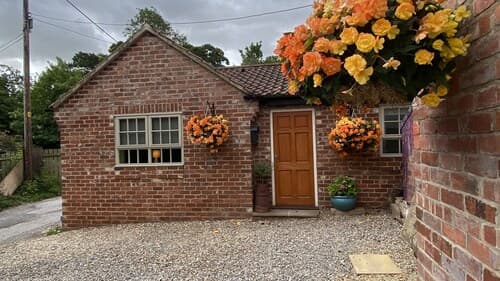 Private Annex, Parking, Wifi, 2mins to J48 A1 M1