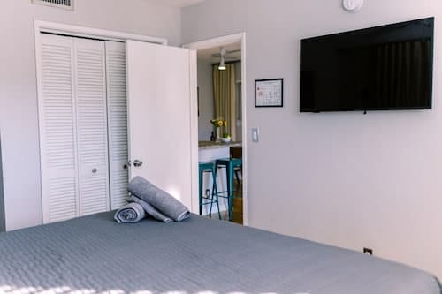 Galleria Apartments by Lowkl
