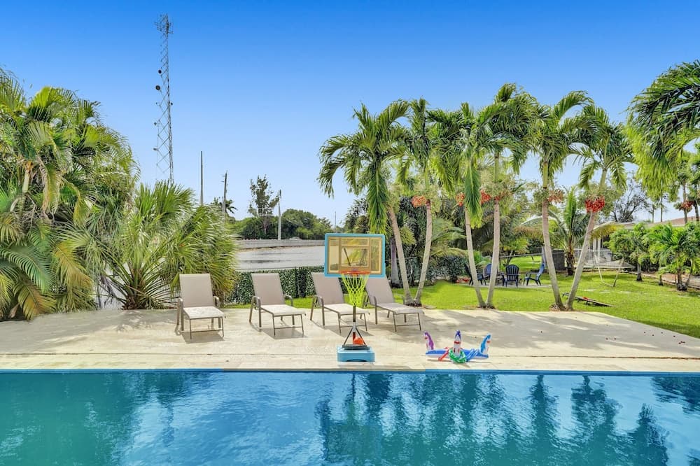 Casa Lago Waterfront Home & Pool Near Hard Rock Casino