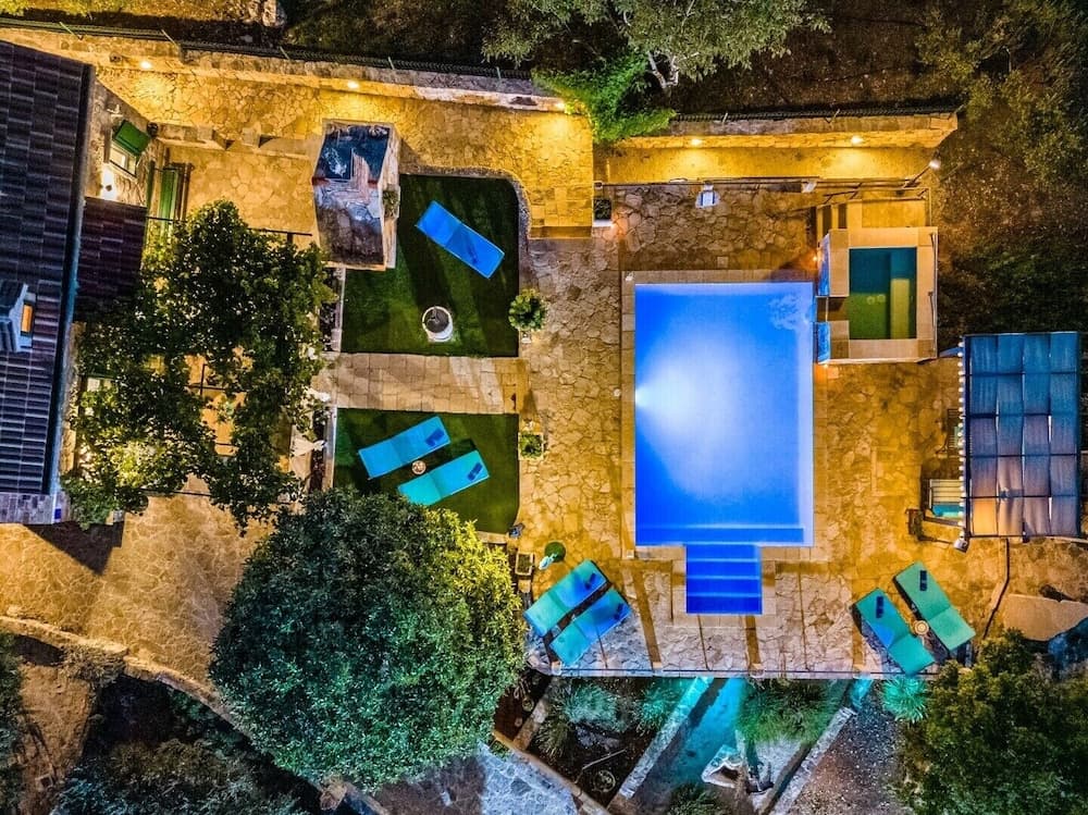 Konaklama yerinin ön cephesi - akşam/gece