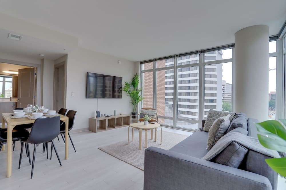 Wonderful 2BR Condo at Crystal City