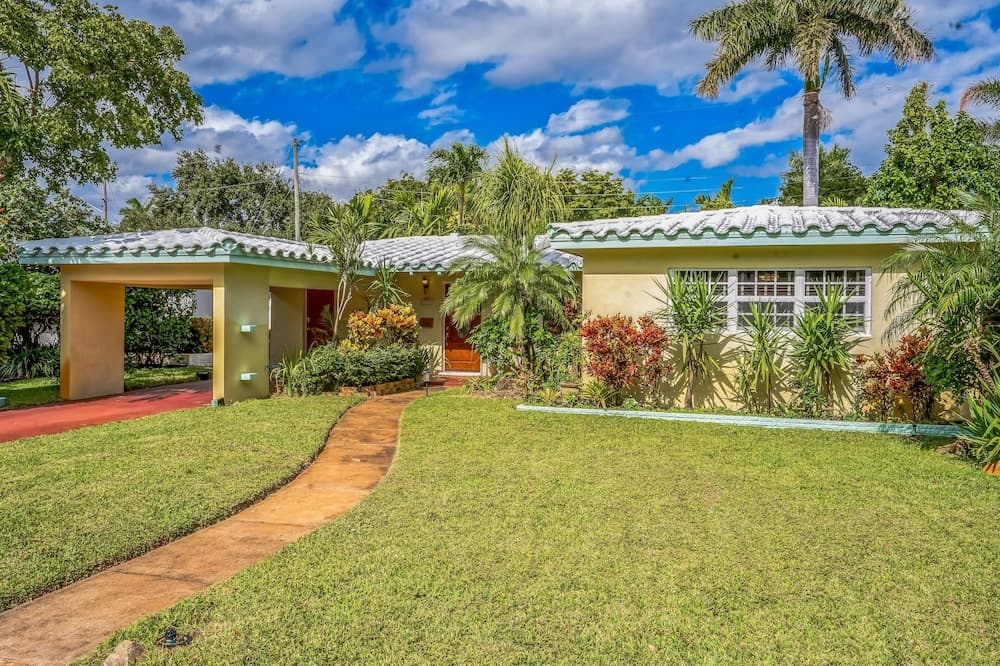 Beautiful Comfy Home With Private Hot Tub Close To Beach 2 Bedroom Home by RedAwning