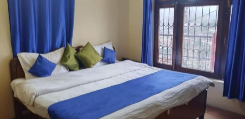 Goroomgo Chinar Lake View Nainital