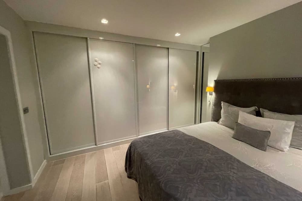 Modern and Luxurious 2 Bedroom Flat - Barons Court