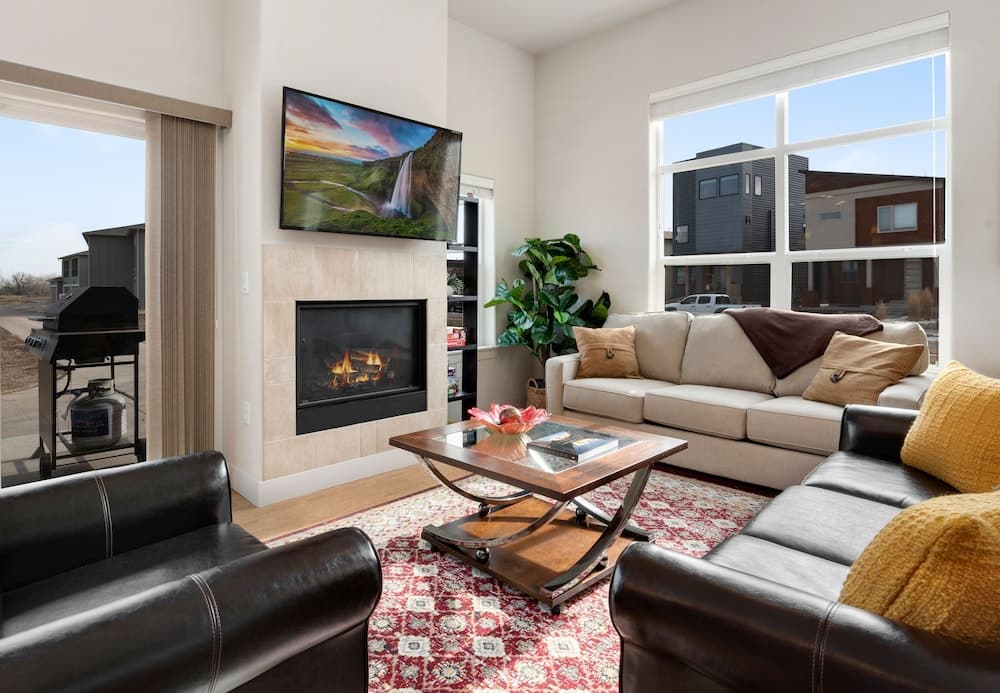 Modern Townhome Steps From the Brewery District!