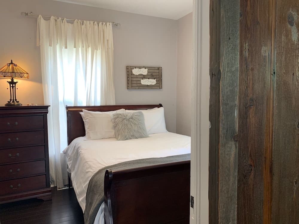 The Cottage! Chic Bungalow Near Old Town Square!