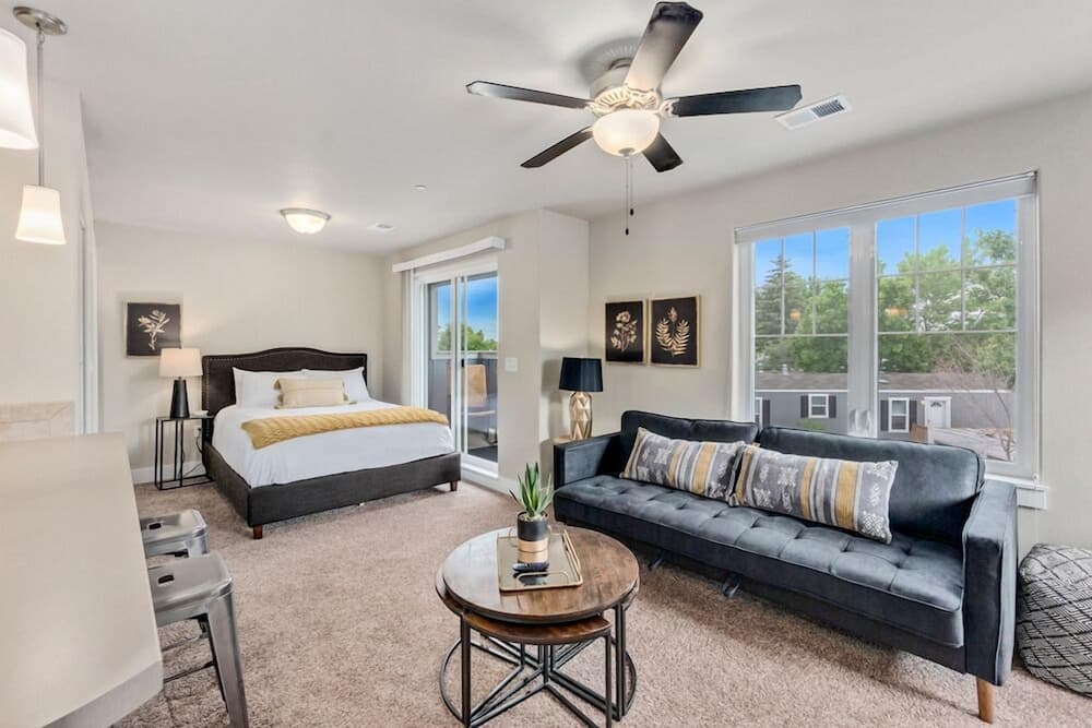 Contemporary Studio – Sunny, Stylish and Spacious
