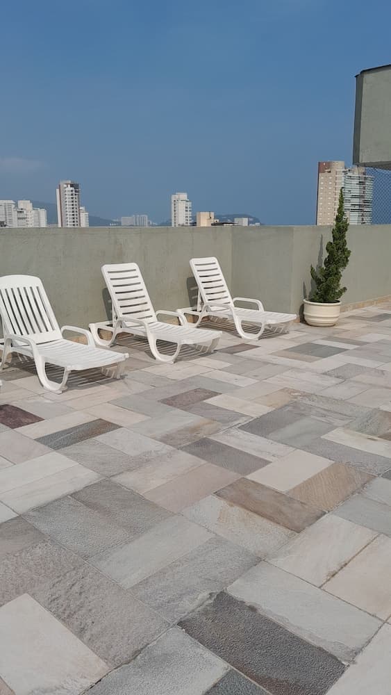 500m da Praia, BIWA Edifício com Piscina, 1garagem, WI-FI, Portaria 24hs, churrasqueira, playground, jardim, Centro do Guarujá, SP