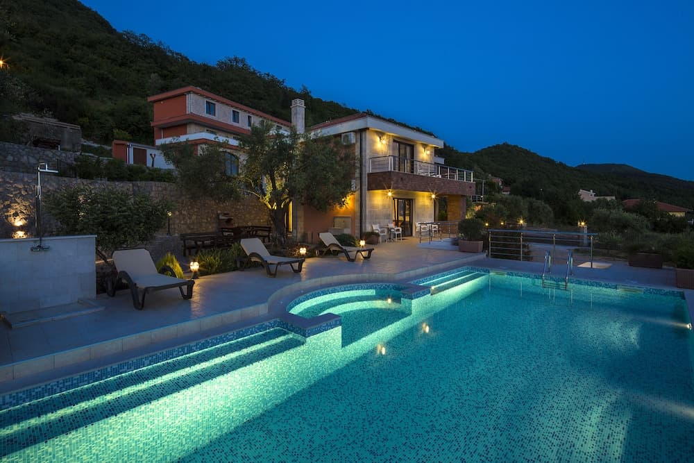 Konaklama yerinin ön cephesi - akşam/gece