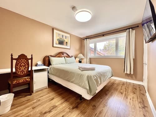 Renovated Rooms 10-min to Finch Subway Near Yonge St