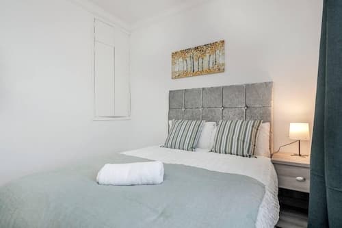 Stunning Top 2 Bed Flat Tilbury Central Location