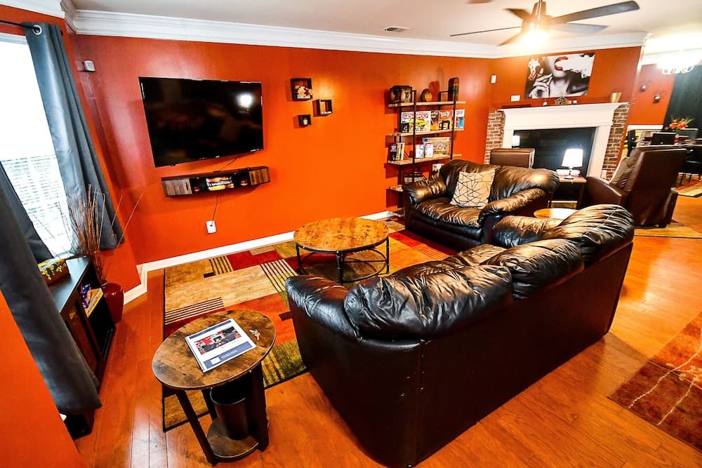 Amazin Lrg 3 Bed house w/ King bed