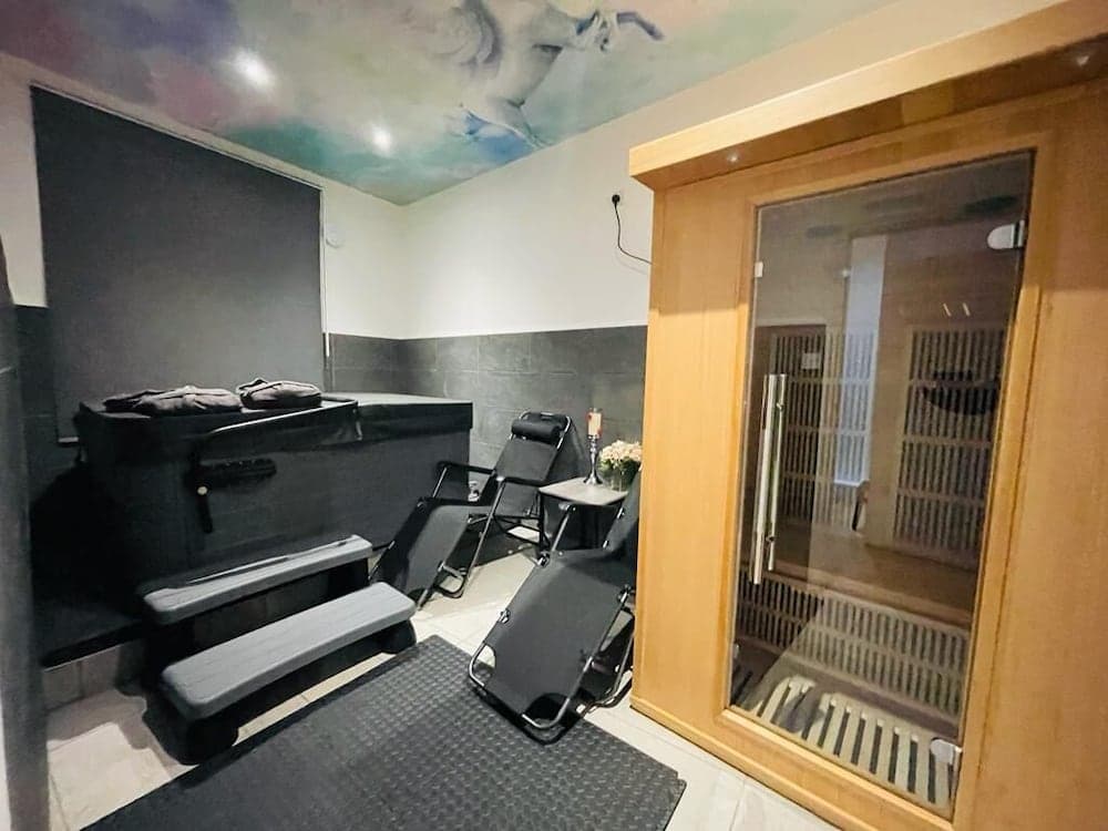 London Luxury Apartments with Jacuzzi Hot tub & Sauna