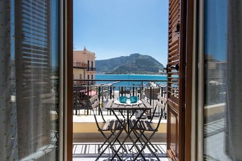Casetta Vista Mare in Piazza a Mondello by Wonderful Italy