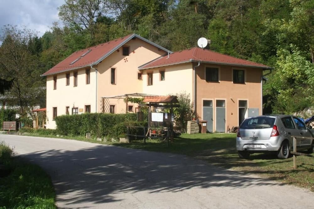 Hostel Flores in Zumberak eco-park