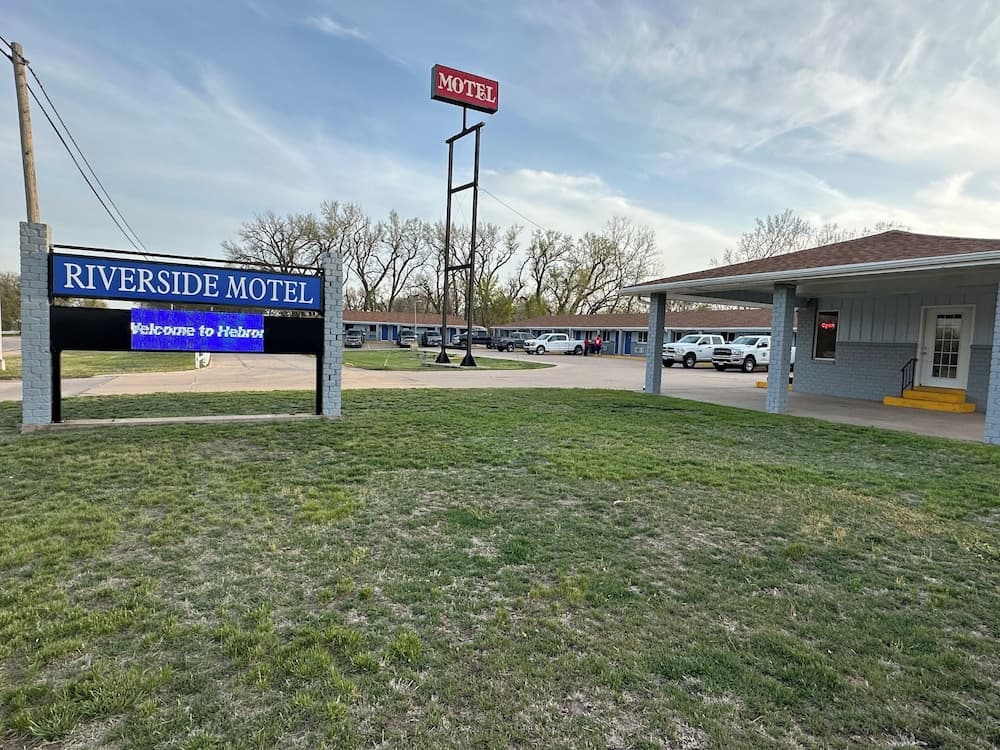 RIVERSIDE MOTEL