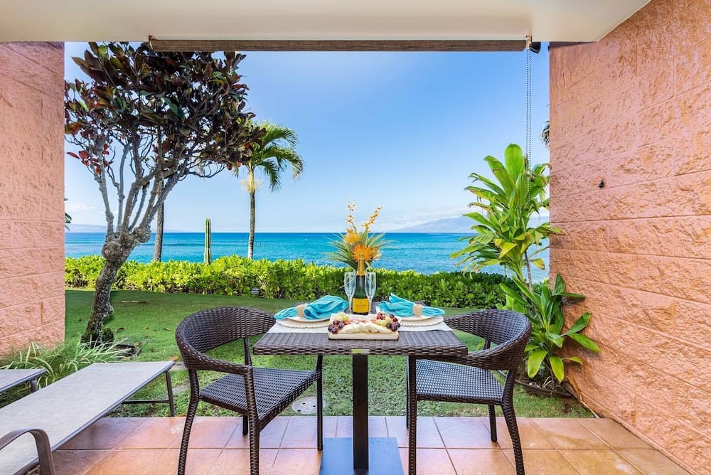 Kuleana 405 Oceanfront 1Bedroom 1 Condo by RedAwning