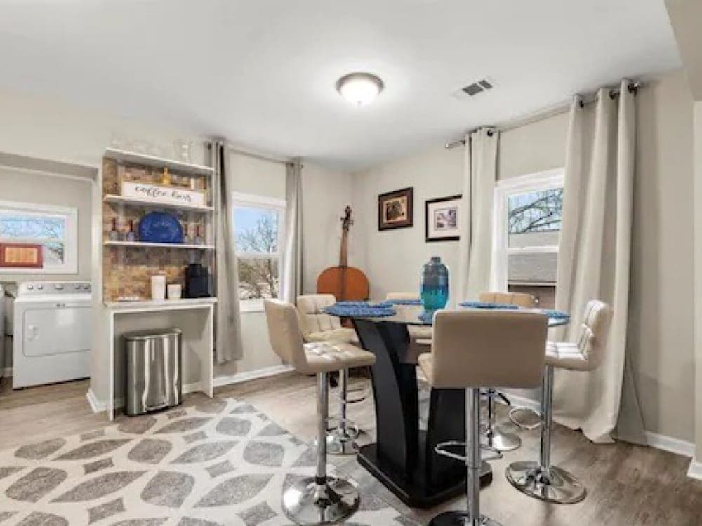 1087 Windsor