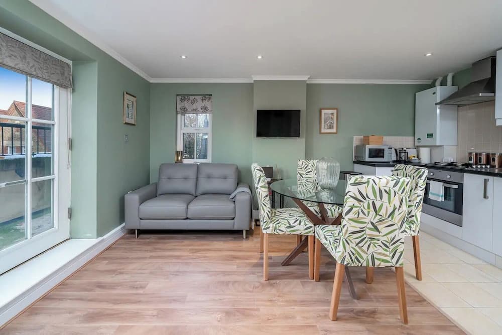 Designer 1 Bed Flat Barons Court Sleeps 4, Balcony
