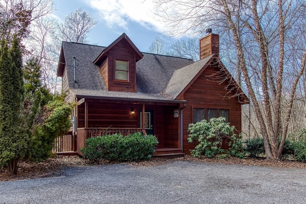 Point Of View - Spacious 2 Bedroom With a Loft Just off Glades Road 2 Cabin by RedAwning