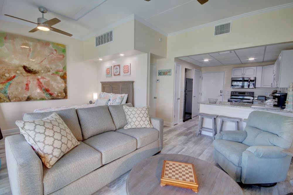 611 El Matador Condo by RedAwning