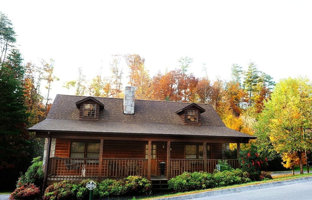 Er31 - Grandma And Granpaws Place - Great Location - Close To Parkway In Pf 2 Bedroom Cabin by RedAwning