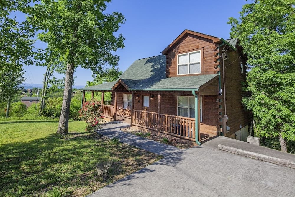 Bear Hugs - Great Cabin! 2 Bedroom Cabin by RedAwning