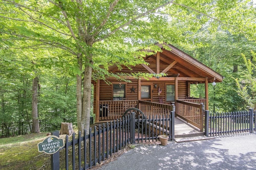 Er44 - Rising Eagle - Great Location! Close To Town! 2 Bedroom Cabin by RedAwning