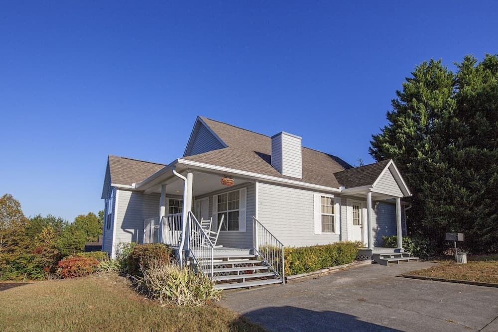 Our Tennessee Mountain Home - Great Location! Close To All The Action! 2 Bedroom Cabin by RedAwning